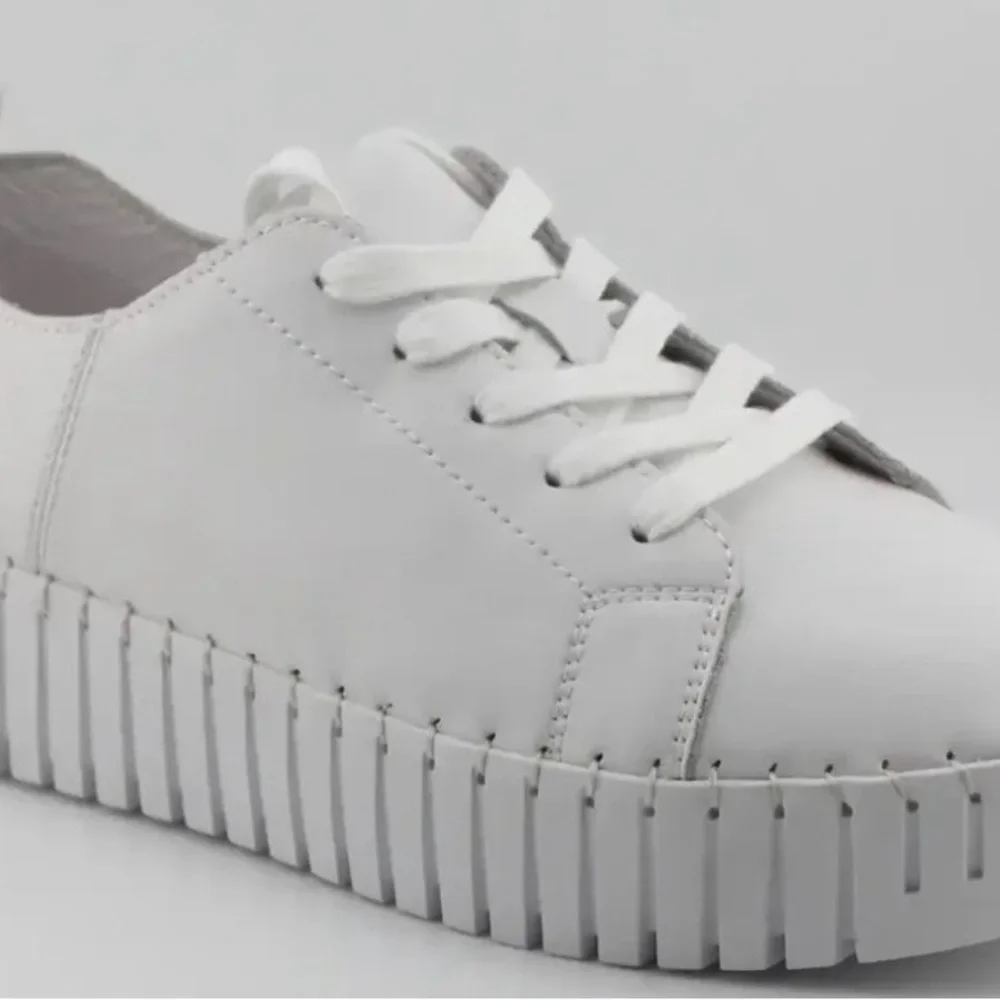 bernie mev. Aya White Memory Foam Platform Sneakers, Size 39 NEW